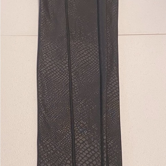 GAPFITS SNAKESKIN LEGGINGS BLACK WOMEMS HIGH-RISE SIZE MEDIUM - Picture 8 of 12